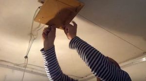 Монтаж люстры на натяжной потолок с применением крюка