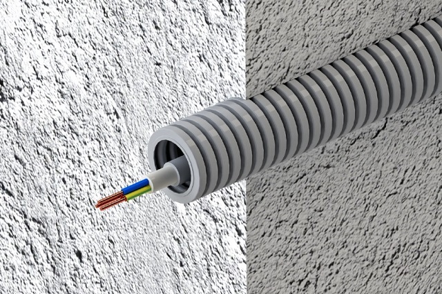 Гофрированные кабель-каналы могут быть изготовлены из пластика или металла. Их вполне можно как вмуровать в стены, так и уложить в стяжку пола.