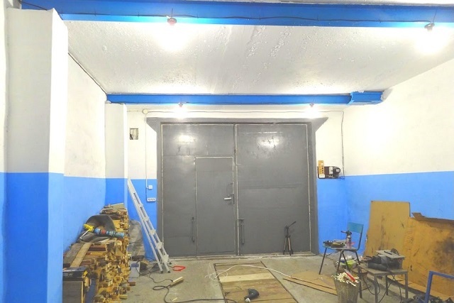 Панели в помещении окрашены в сине-голубой цвет, что позволяет скрыть небольшие загрязнения, нередкие для гаража. В то же время выбранный оттенок не затемняет интерьер, а придает ему экспрессии.