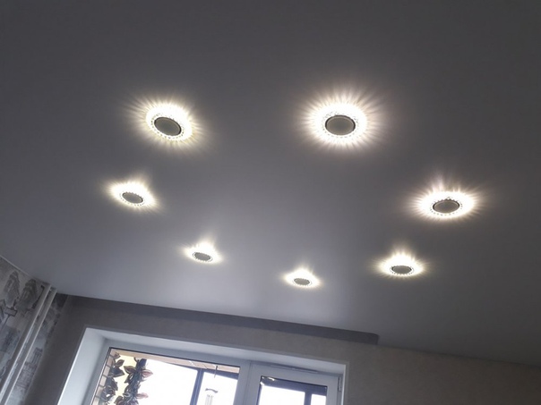 Натяжной потолок с лампочками без люстры фото